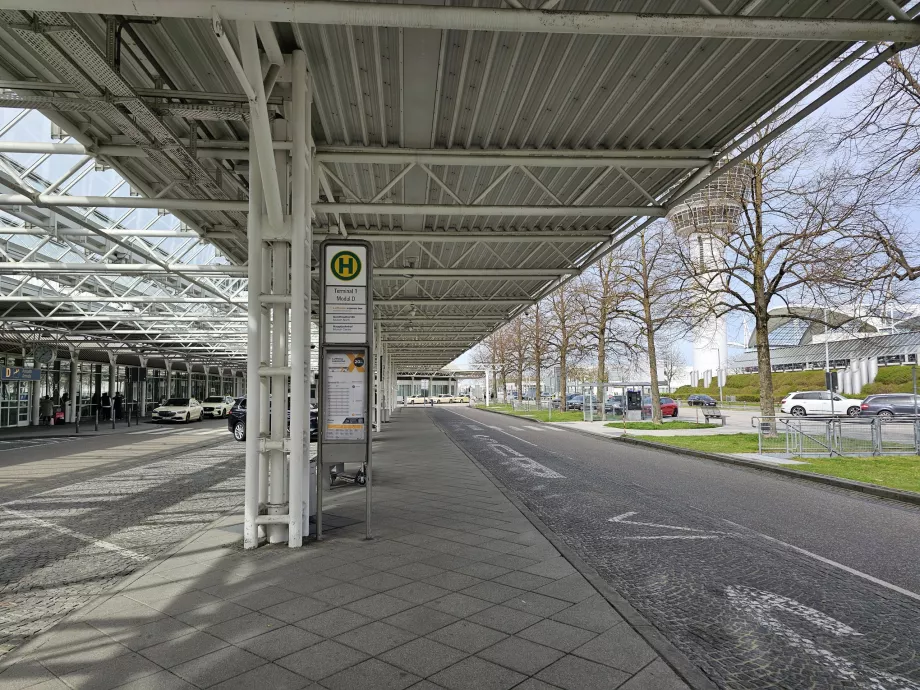 Zastávka autobusu Lufthansa CityBus pred terminálom 1