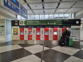 Automaty na lístky na verejnú dopravu pred vstupom na nástupište