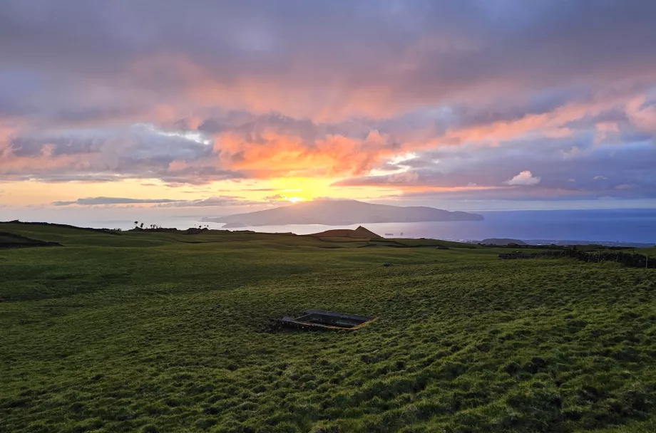 Západ slnka nad ostrovom Faial