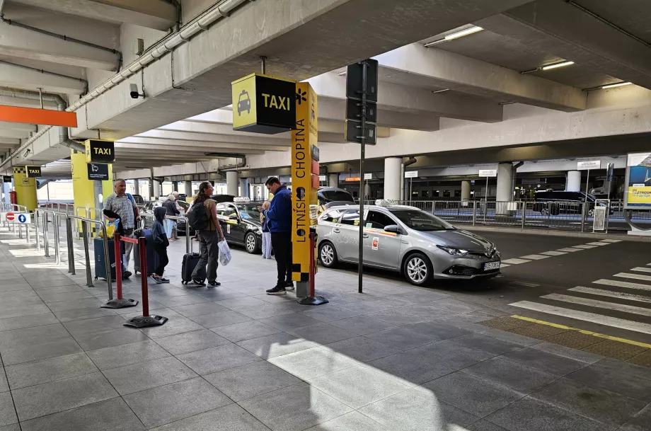 Stanovište taxíkov pred príletovou halou