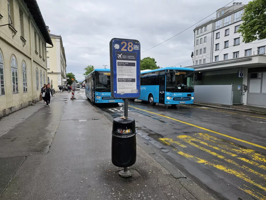 Autobusová zastávka na letisku v blízkosti hlavnej železničnej stanice