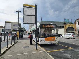 Autobusová zastávka 15 na letisko pred stanicou Mestre