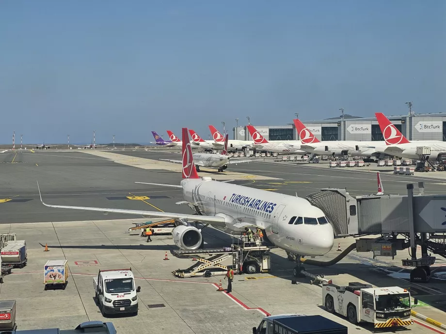 Lietadlo spoločnosti Turkish Airlines na letisku v Istanbule