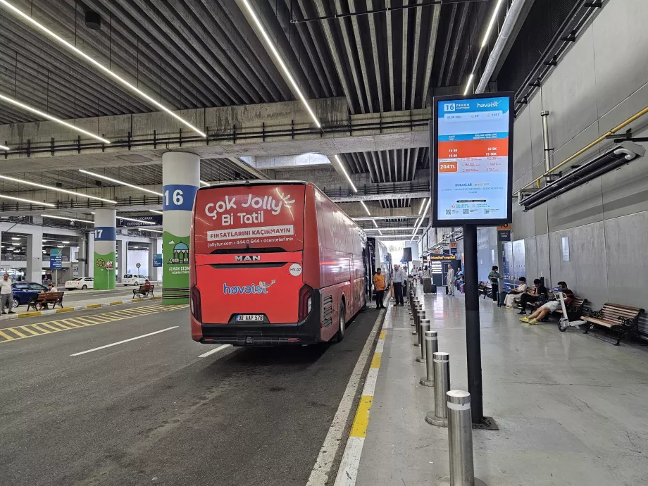 Autobusová zastávka na letisku - linka smer Taksim (centrum)