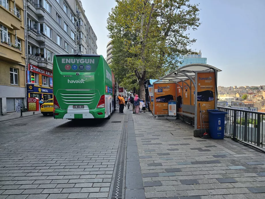 Autobusová zastávka na námestí Taksim