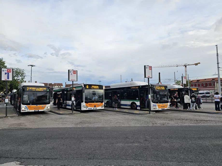 Autobusové zastávky v Piazzale Roma