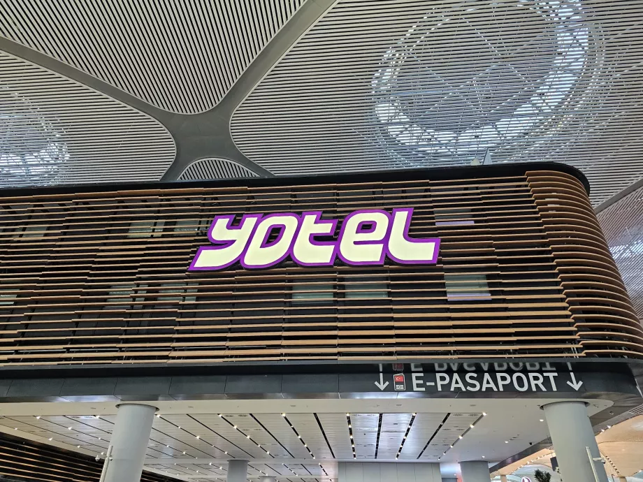 Yotel, verejná časť