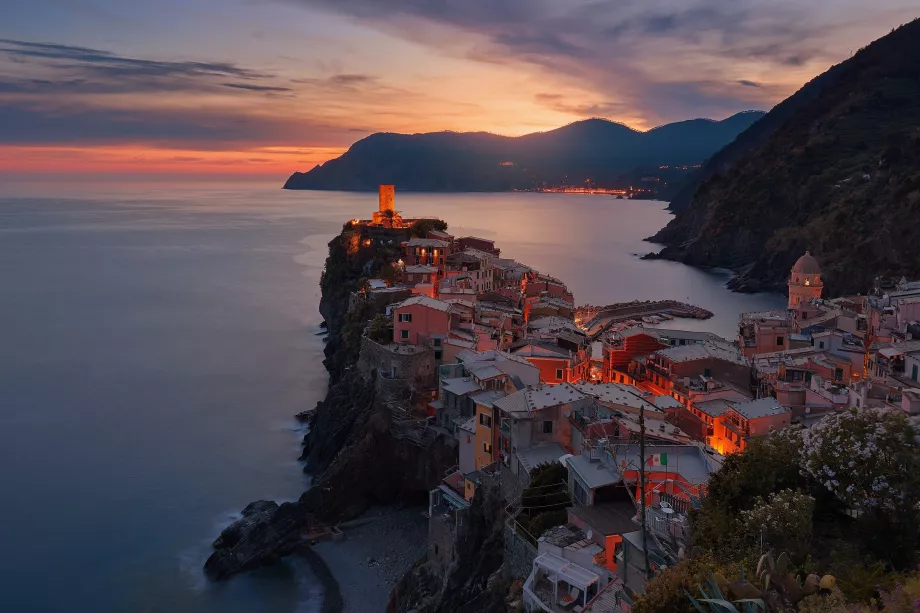 Nočná Vernazza zo strážnej veže