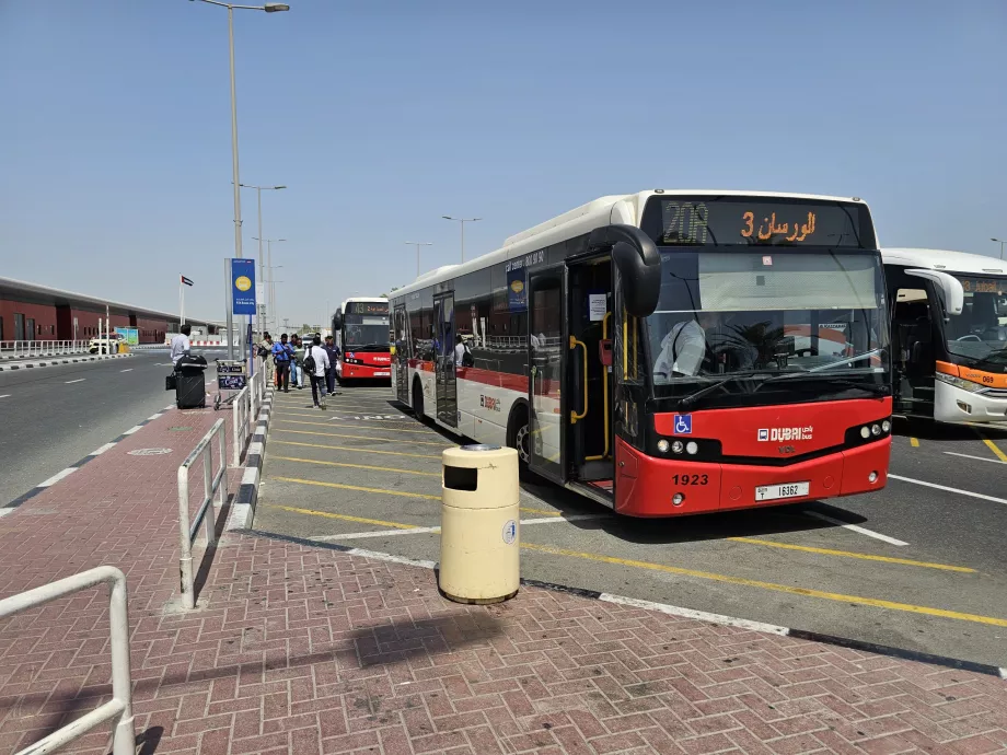 Autobusová zastávka pred terminálom 2