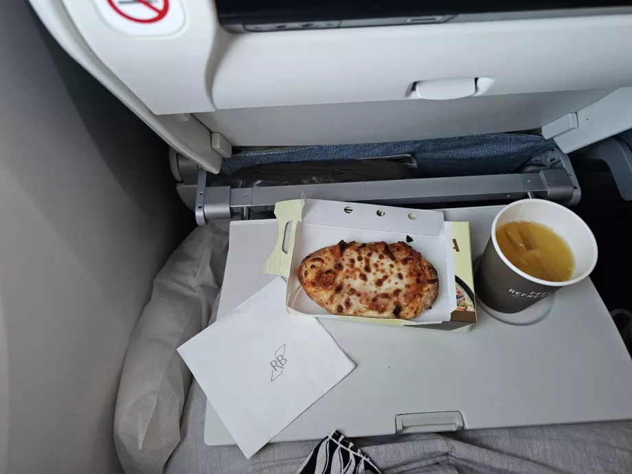 Občerstvenie pred pristátím na diaľkovom lete spoločnosti Royal Brunei Airlines