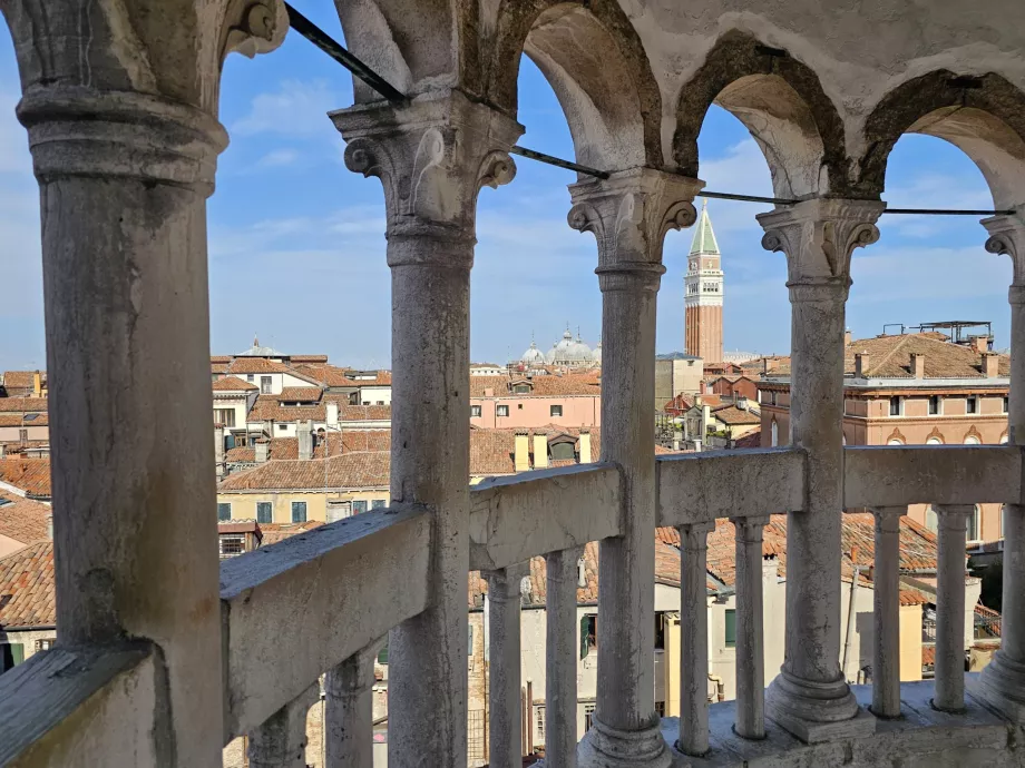 Pohľad z Palazzo Contarini del Bovolo