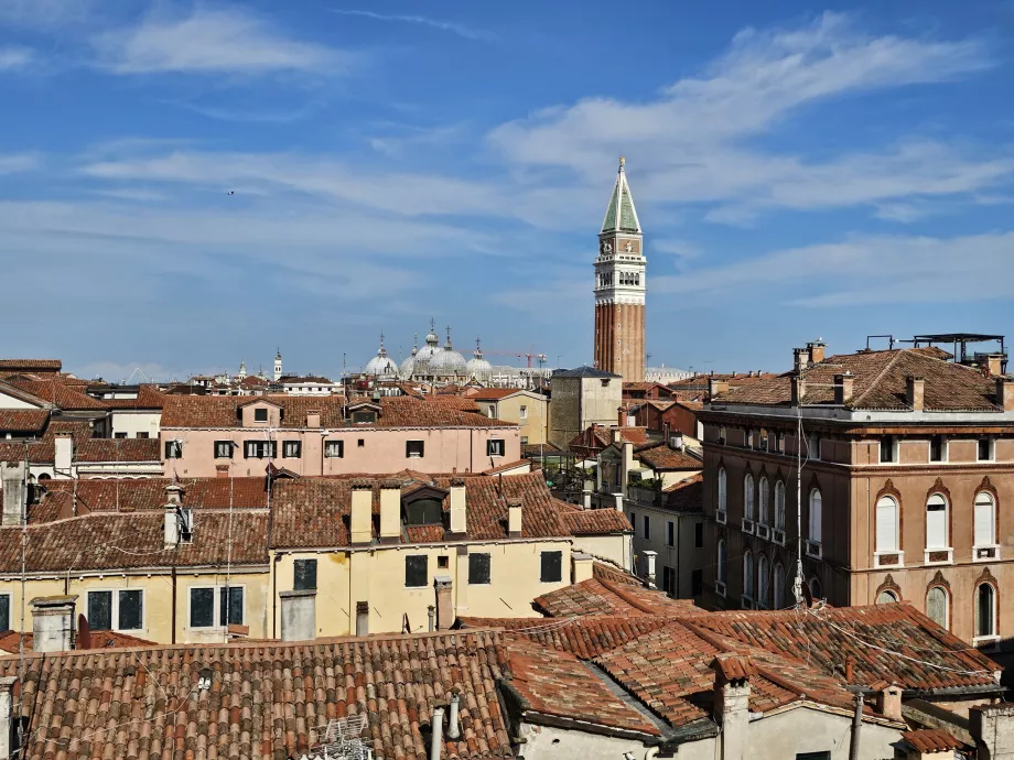 Pohľad z Palazzo Contarini del Bovolo