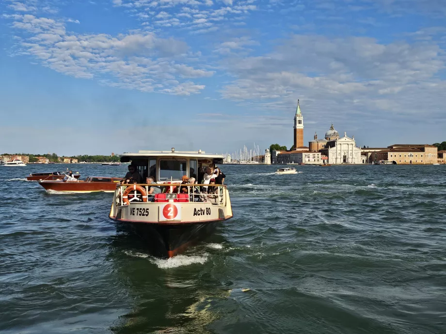 Vaporetto na námestí San Marco