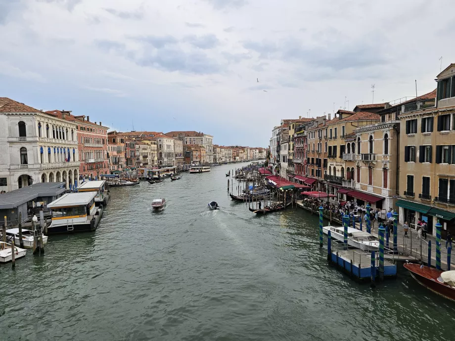 Pohľad z mosta Rialto na Canal Grande