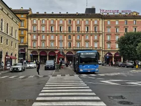 Autobusy 81, 91, 35 a 39 zastavujú pred Bologna Centrale