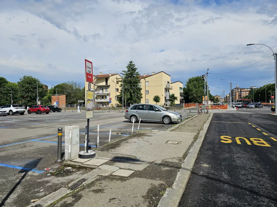 Autobusová zastávka 944, Ospedale Maggiore