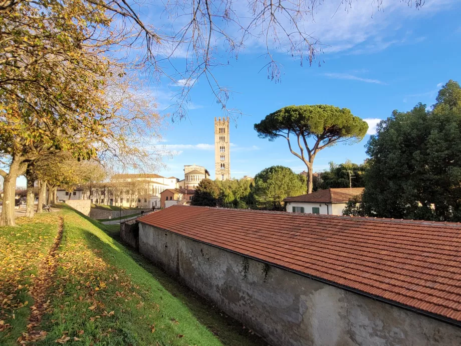 Pohľad na kostol San Frediano z hradieb