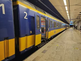 Vlak na stanici "Letisko Schiphol"
