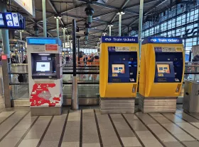 Automaty na lístky: žlté na vlak, bielo-červené na autobus/vlak/metro