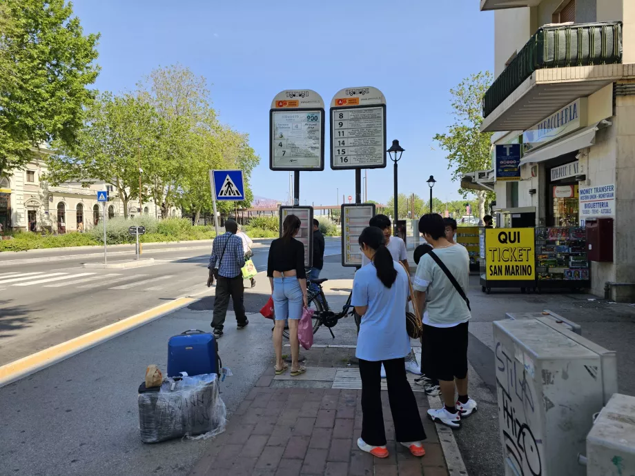 Autobusová zastávka v smere na letisko na hlavnej železničnej stanici