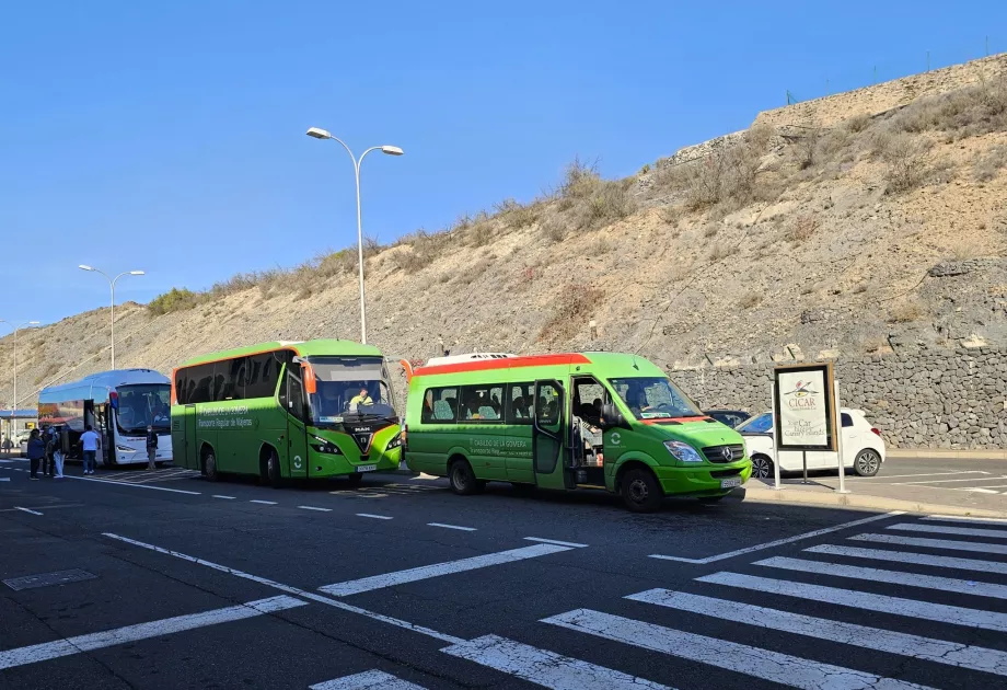 Zastávky autobusov verejnej dopravy pred terminálom