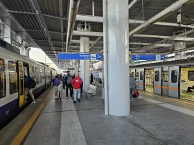 Rozdelenie koľají na nástupišti: vľavo prímestský vlak, vpravo metro