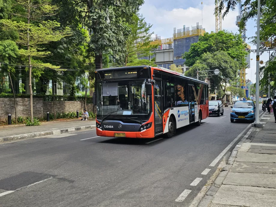 Pomalšie červené a biele autobusy