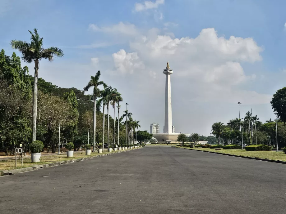 Park okolo pamätníka Monas