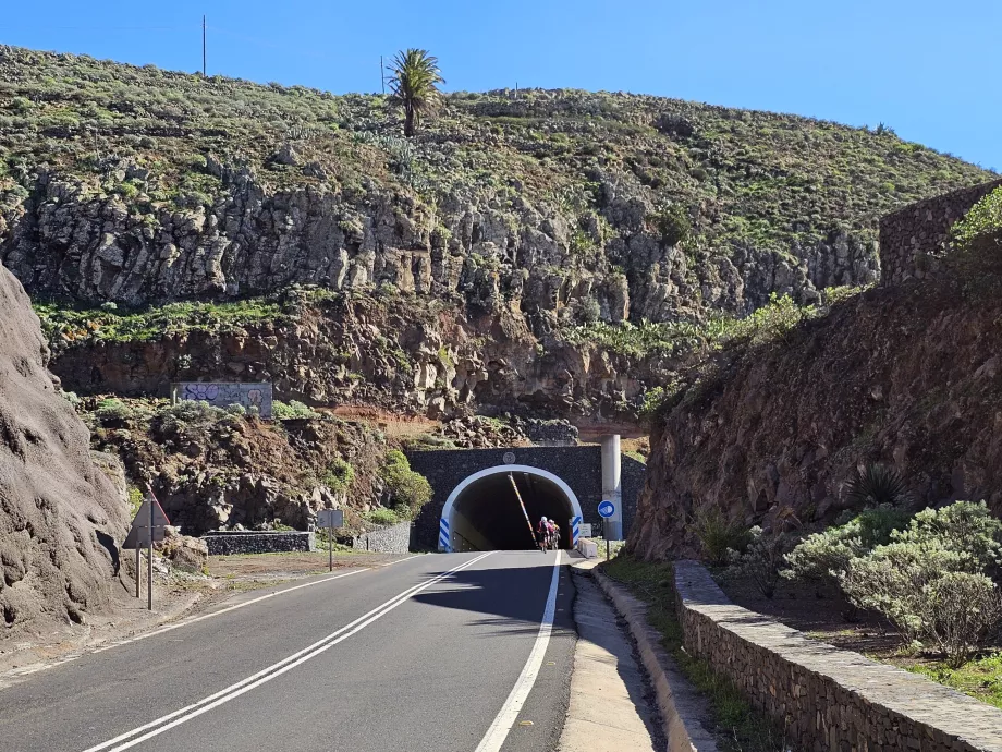 Tunel v údolí Valle Gran Rey