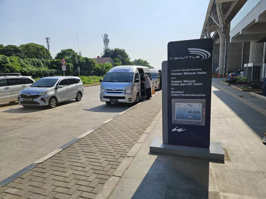 Autobusová zastávka na letisku Halim pred stanicou rýchlovlaku