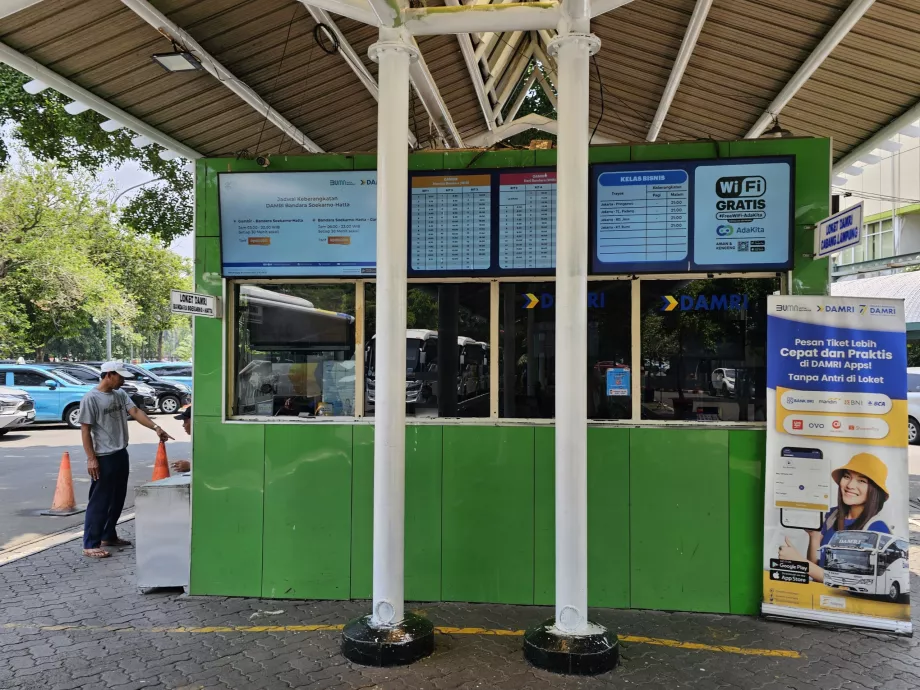 Pokladňa - autobusová zastávka na stanici Gambir