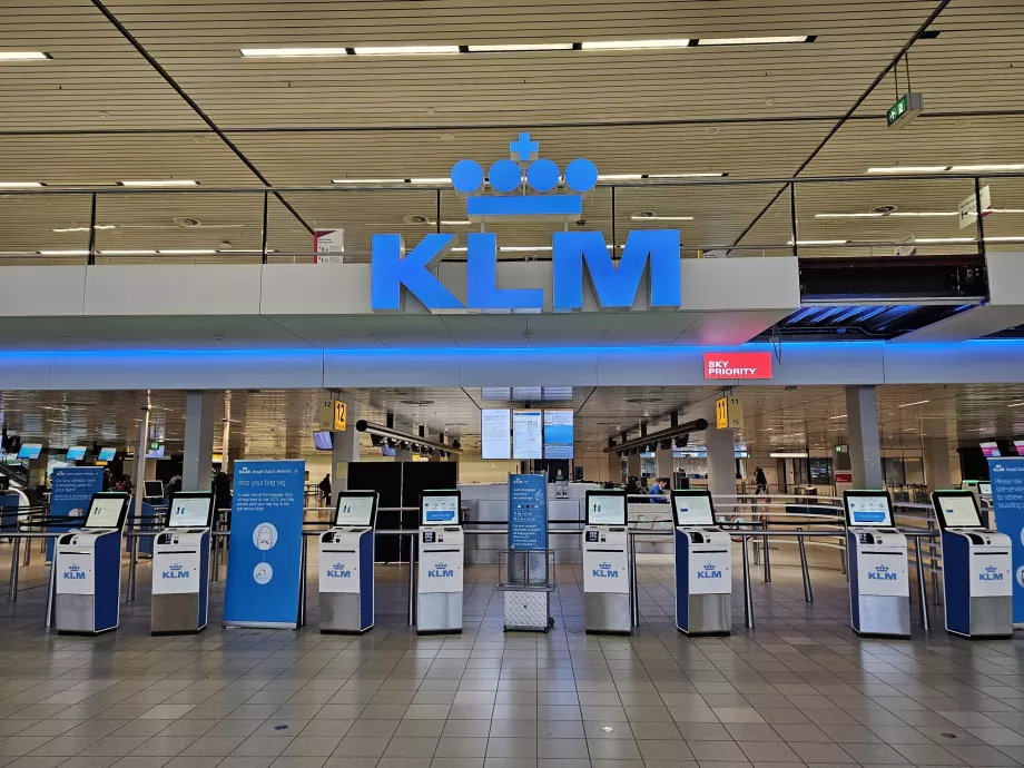 Odbavovacie pulty spoločnosti KLM v Amsterdame