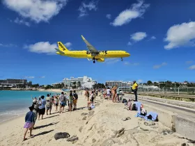 Prílet spoločnosti Spirit Airlines nad plážou Maho