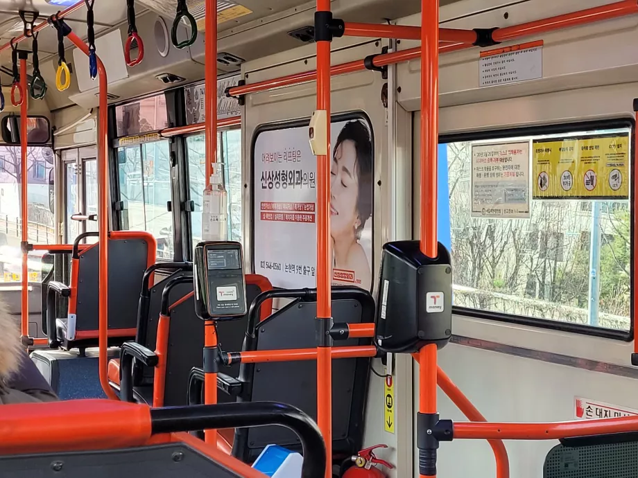 Čítačka TMoney pri vystupovaní z autobusu