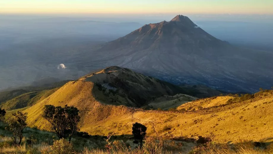 Pohľad z vrcholu hory Merbabu na sopku Merapi