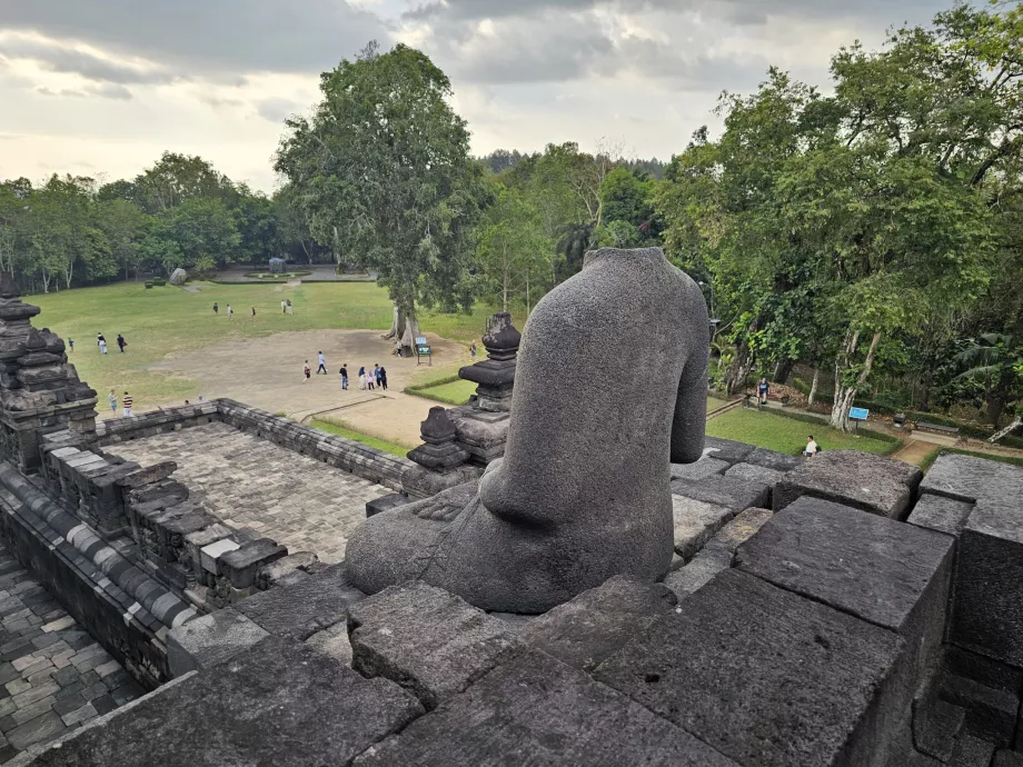 Budha bez hlavy, chrám Borobudur