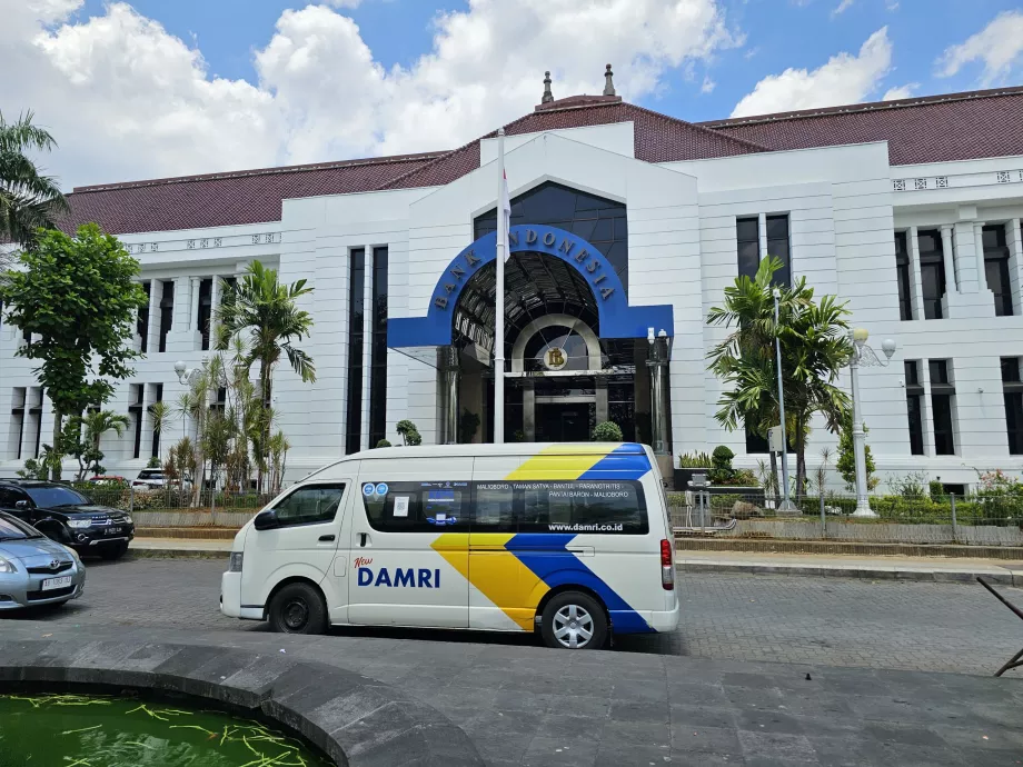 Autobusová zastávka DAMRI pred Bank Indonesia