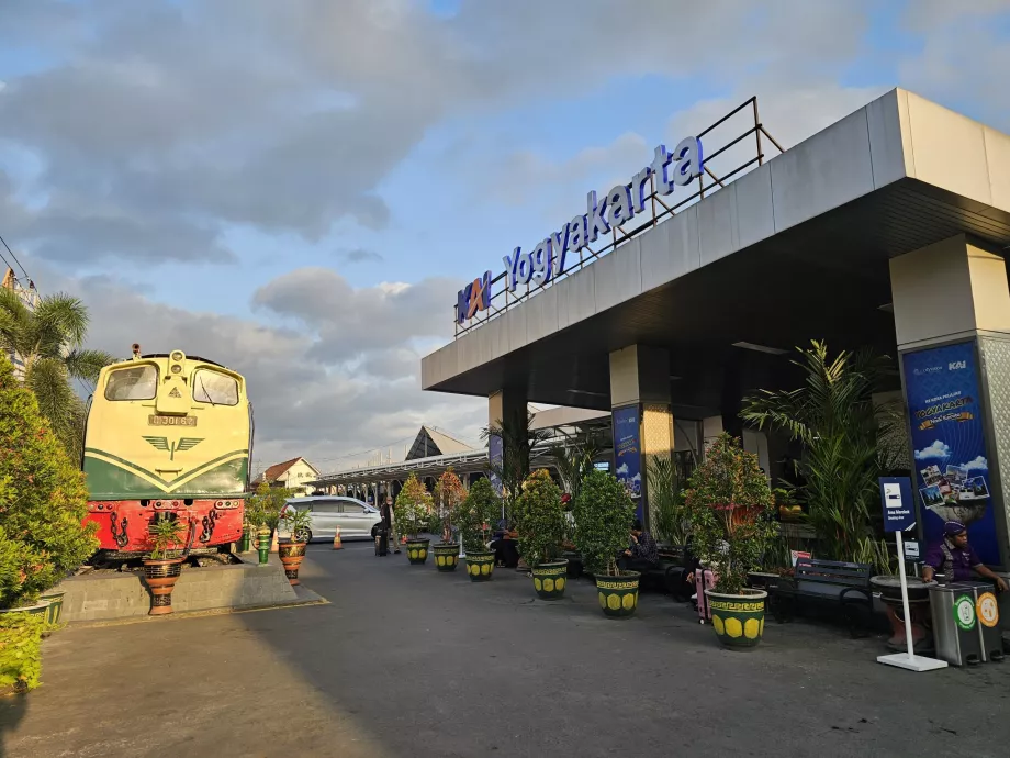 Hlavný vchod do stanice Yogyakarta