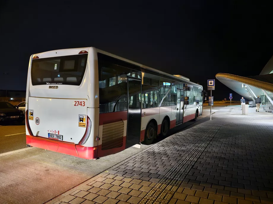 Autobusová zastávka pred terminálom