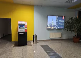 Bankomat v príletovej hale, letisko BRQ