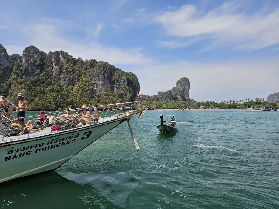 Kotvenie veľkých lodí v Railay