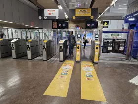 Turnikety pri vstupe do stanice metra