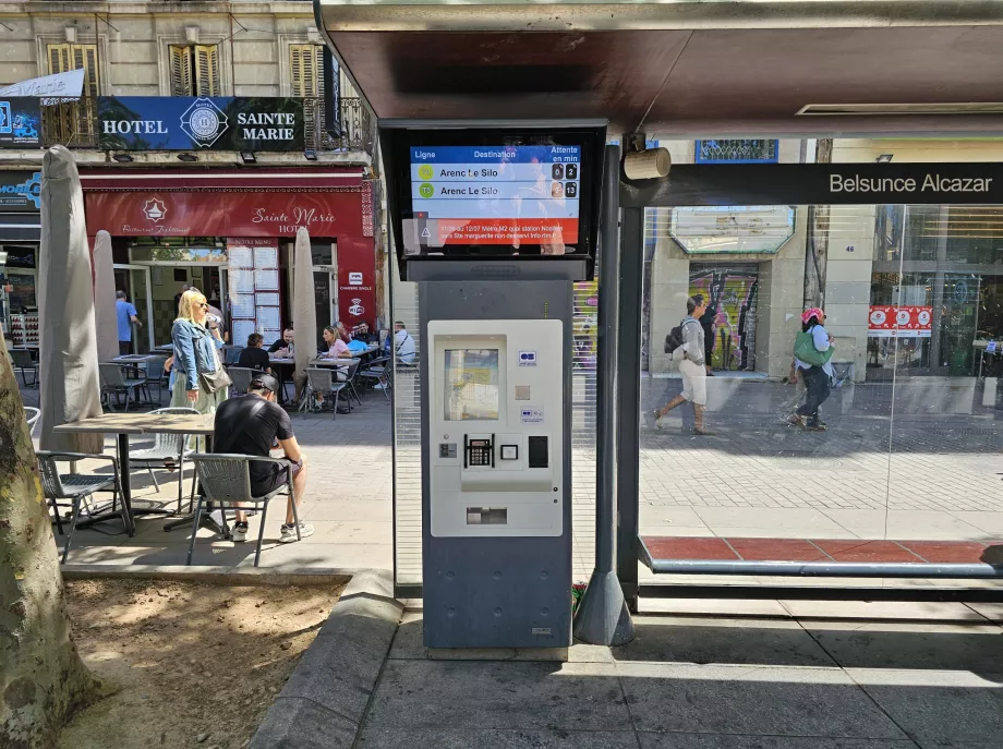 Automat na lístky na zastávke električky