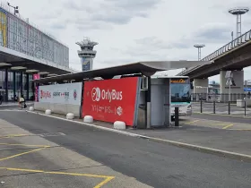 OrlyBus pred terminálom 4