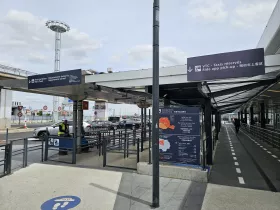 Stanovištia taxíkov a mobilných aplikácií (Uber, Bolt), terminál 4