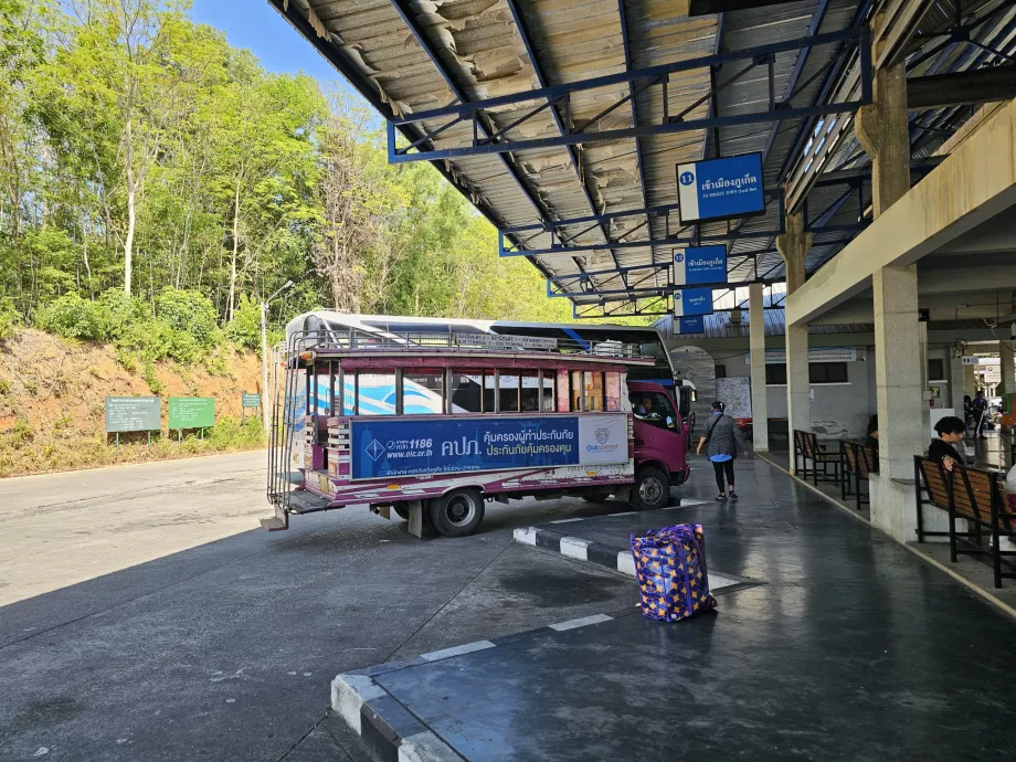 Ružový autobus na autobusovom termináli 2