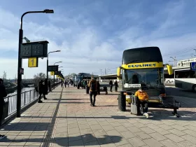 Autobusové zastávky na železničnej stanici v Rige