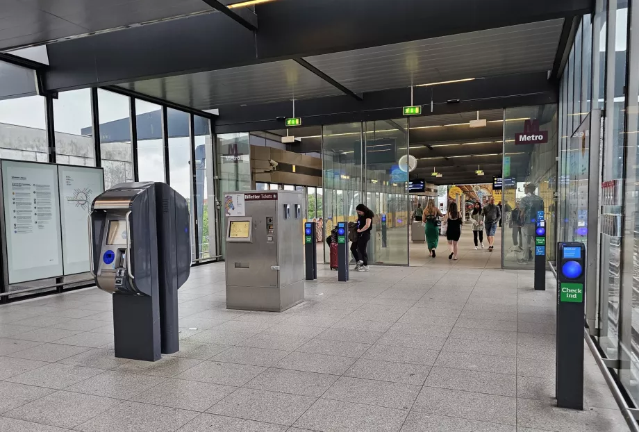 Vstup do metra - hranatý automat je na bežné lístky, zaoblený automat v popredí je na lístky Rejsekort