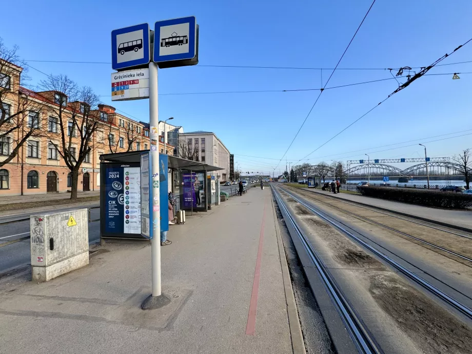 Zastávka autobusu a električky