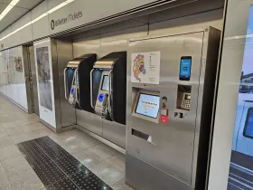 Automaty na lístky - vpravo klasické lístky, vľavo 2 automaty na lístky Rejsekort